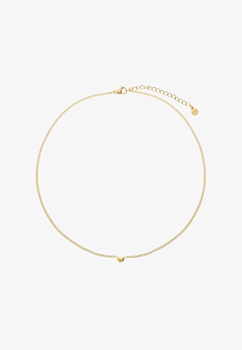 Collana delicata in oro con un piccolo ciondolo a forma di cuore al centro, caratterizzata da una chiusura regolabile e una catenina di estensione su sfondo bianco.