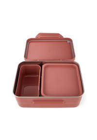 Rechthoekige bento-doos in gedempt koraal met een verwijderbare binnenverdeler. Gemaakt van duurzaam plastic met een veilige deksel en ergonomische handvatten.