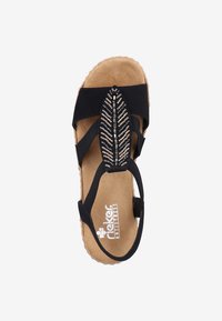 Sandale noire avec plusieurs lanières, présentant un motif décoratif en perles le long du centre. Semelle intérieure douce et texturée et semelle en caoutchouc.