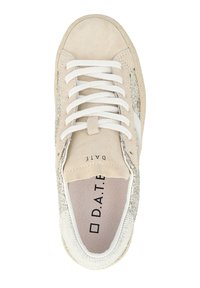 Sneaker in suede beige con lacci bianchi, pannelli laterali glitteranti, rifiniture bianche e logo D.A.T.E. sulla linguetta e nella soletta.