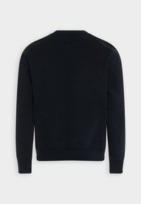 Felpa blu navy con scollatura a girocollo, maniche lunghe e polsini a costine. Tessuto liscio con una texture uniforme. Nessun motivo o dettaglio visibile.