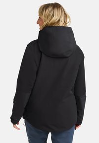 Schwarze isolierte Jacke mit Kapuze, die eine glatte Textur und lange Ärmel hat. Das Design umfasst einen leicht längeren Rückenbund und detailreiche Bündchen.