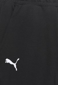 Pantalones cortos de algodón negros con un logo blanco de Puma. La tela tiene una textura suave, un corte clásico y una cinturilla elástica.