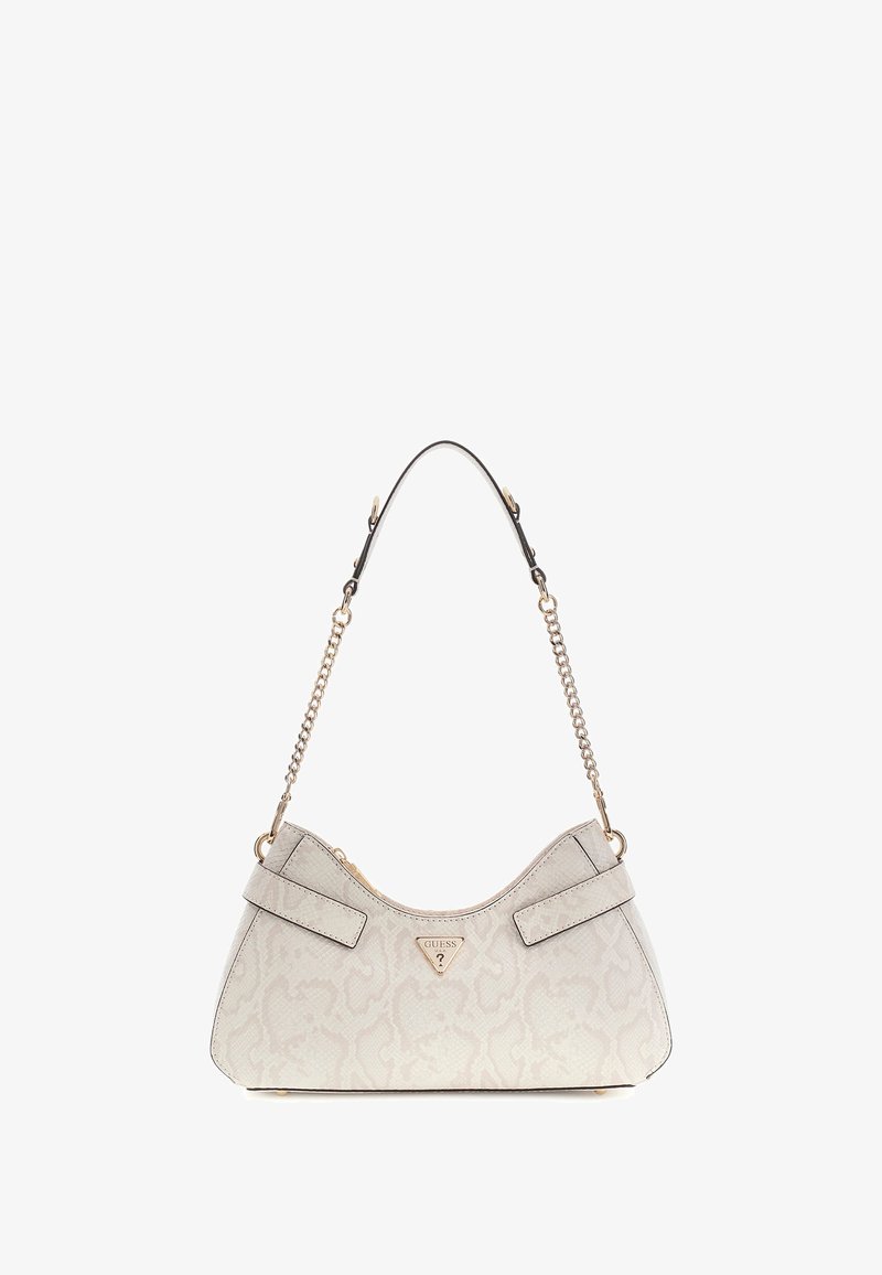 Witte handtas met patroon en een gebogen vorm, slangprintstructuur, voorzien van gouden accenten en een zwart kettinkje als handvat. Stijlvol silhouet, praktisch ontwerp.