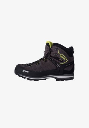 Scarpa da trekking nera e grigia con una tomaia texturizzata, dettagli verdi e punta rinforzata. Presenta un sistema di allacciatura e una suola robusta per la trazione.
