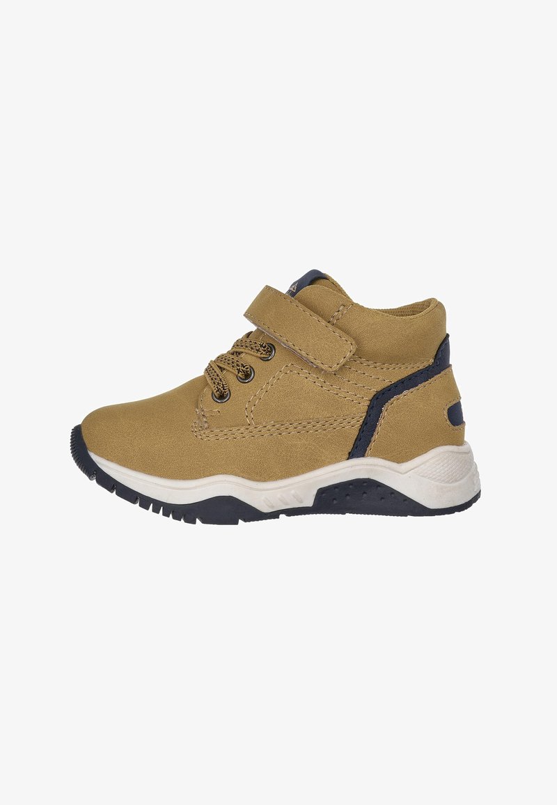 Helle Wildleder-Kinderhochsneakers in Tan mit marineblauen Akzenten, Klettverschluss und Schnürdetails, ausgestattet mit einer weißen und marineblauen strukturierten Gummisohle.