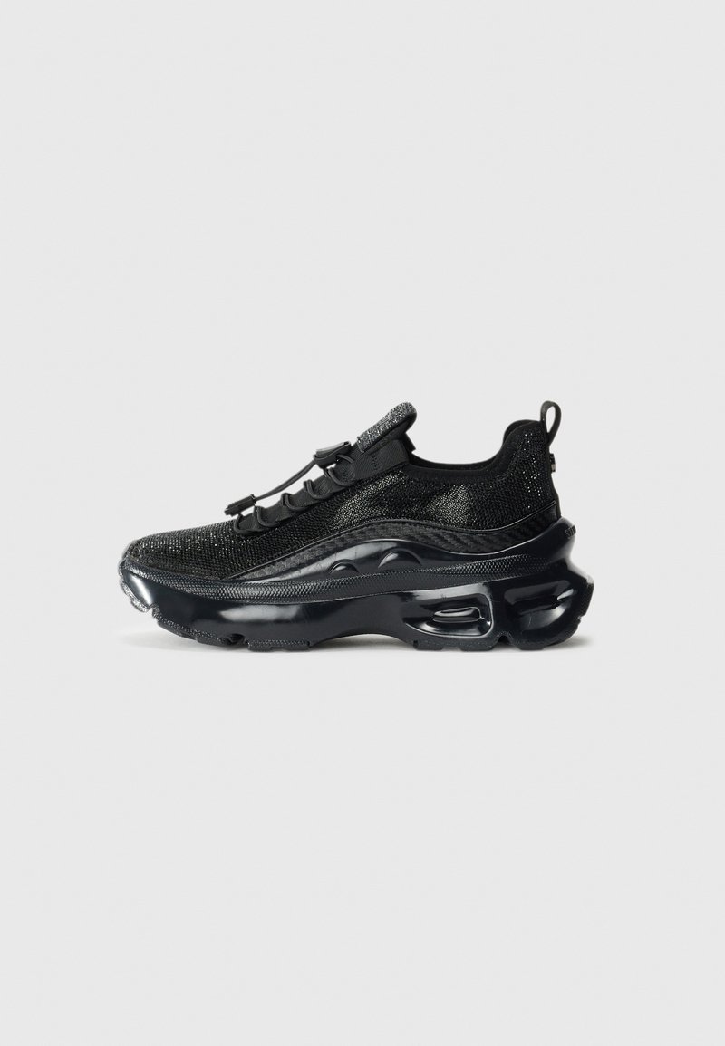 Chaussure de sport noire avec une tige en tissu tissé, semelle en caoutchouc lisse, amorti d'air proéminent et système de laçage élastique pour un ajustement sécurisé.