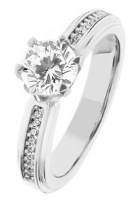 Anello di fidanzamento con diamante rotondo e banda in oro bianco lucidato, caratterizzato da una pietra centrale e da piccoli diamanti accentuati lungo i fianchi.