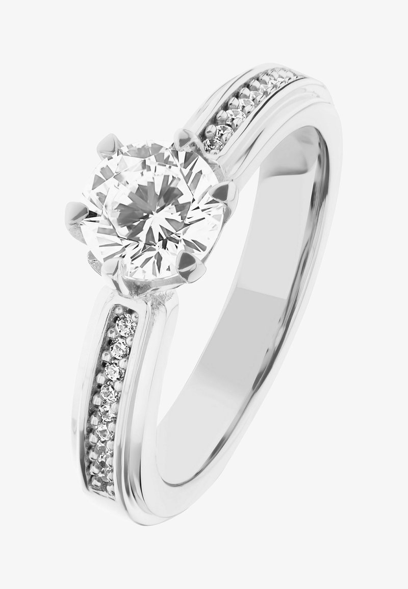 Rund diamantförlovningsring med en polerad vitguldband, med en central sten och mindre accentdiamanter som är infattade längs axlarna.
