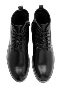 Czarne skórzane botki za kostkę o gładkiej powierzchni, okrągłym nosku, sznurowanym designie oraz bocznym zamku błyskawicznym dla łatwego zakładania. Posiadają trwałe gumowe podeszwy.