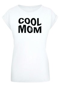 Weißes T-Shirt mit kurzen Ärmeln, das mit fettgedrucktem schwarzen Text "COOL MOM" und einem grafischen Akzent gestaltet ist, aus weichem Baumwollstoff hergestellt. Locker geschnitten.