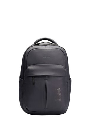 Černý obdélníkový batoh s horním madlem, přední kapsou na zip a jemným označením na horní části hrudi a spodní pravé straně.