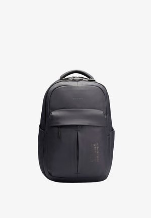 Černý obdélníkový batoh s horním madlem, přední kapsou na zip a jemným označením na horní části hrudi a spodní pravé straně.