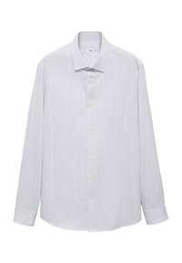 Camisa de botones con cuello extendido, con estrechas rayas verticales azules y blancas, mangas largas y un frente liso con cinco botones.