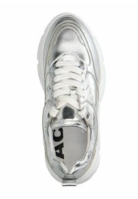 Silberfarbene metallische Sneakers mit weißen Schnürsenkeln, strukturiertem Obermaterial, gepolstertem Kragen und einer massiven weißen Sohle mit einem Logo auf der Innensohle.