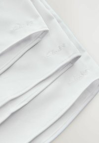 Tre pezzi di tessuto bianco con una superficie liscia. Ognuno ha "Clarks" ricamato in filo bianco, con bordi puliti e un design minimalista.