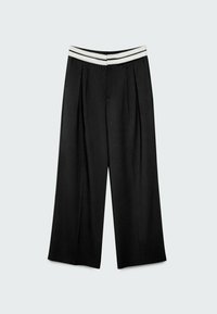 Pantalon noir à jambes larges avec une ceinture blanche ornée de deux bandes noires, plis sur le devant et poches latérales, disposé à plat sur un fond clair.
