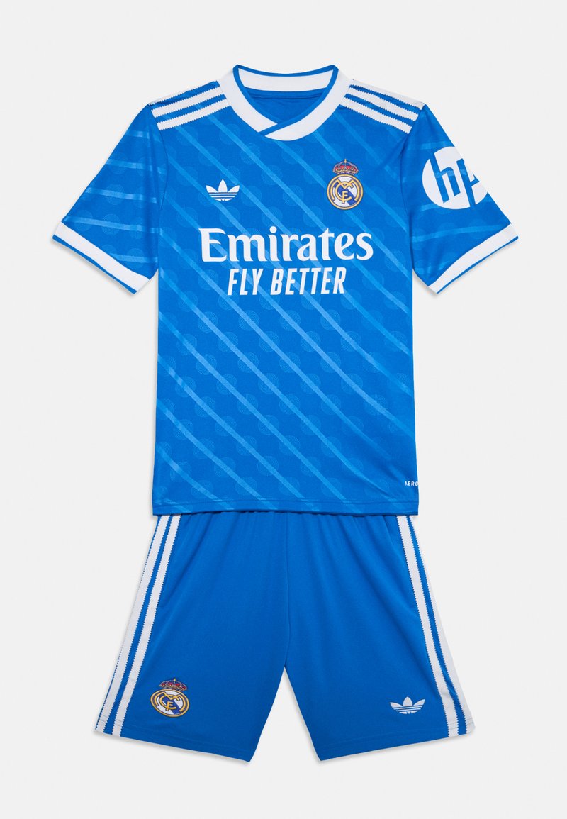 Modrý futbalový dres s pruhovaným tričkom a bielymi doplnkami, brandingom "Emirates" a zodpovedajúcimi šortkami s detailmi loga.