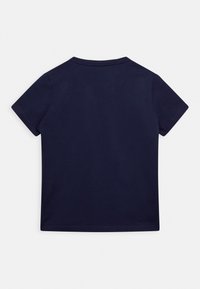 Tmavě modré tričko s krátkým rukávem, kulatý výstřih, měkký bavlněný materiál, jednoduchý design, bez viditelných vzorů nebo akcentů.