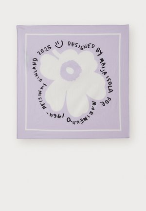 Lilla firkantet tørklæde med en stor hvid blomst i midten og sort håndskrevet tekst rundt om blomsten.