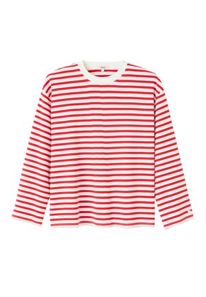 T-shirt à manches longues rayé rouge et blanc avec un col rond, présentant des rayures horizontales régulières sur le corps et les manches. Texture de tissu douce.