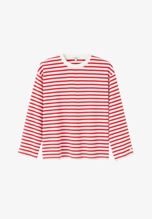 T-shirt à manches longues rayé rouge et blanc avec un col rond, présentant des rayures horizontales régulières sur le corps et les manches. Texture de tissu douce.