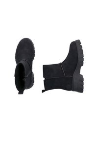Schwarze Wildleder-Ankle Boots mit einer dicken Gummisohle, ausgestattet mit einem seitlichen Reißverschluss und genähten Akzenten entlang der Nähte für zusätzliche Details.