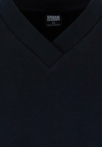 Tamsiai mėlyna v-kaklo marškinėliai, pagaminti iš minkštos medžiagos, su briaunotu kaklu ir etiketė "URBAN CLASSICS" kaklo srityje, dydis XS.