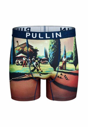 Boxers pour hommes avec un imprimé coloré de personnes jouant à la pétanque en plein air sous des arbres et un bâtiment en pierre, avec une ceinture bleu marine étiquetée "PULLIN."