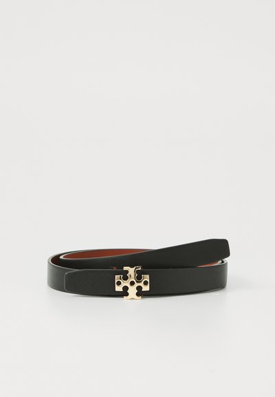 Zwarte leren riem met een strak ontwerp, voorzien van een decoratieve gesp in goudkleur met uitsnijdingen en een contrasterende bruine binnenkant.