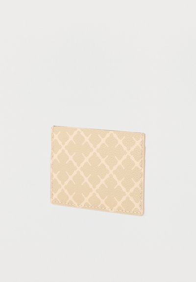 Μπεζ δερμάτινη θήκη καρτών με φωτεινό γεωμετρικό διαμάντι σχέδιο και ραμμένες άκρες, εμφανίζεται σε απλό λευκό φόντο.