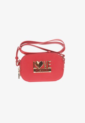 Borsa a tracolla in ecopelle rossa con logo "LOVE MOSCHINO" in tono oro sulla parte anteriore, caratterizzata da un design snello e una tracolla regolabile.