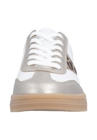 Weißer Ledersneaker mit metallisch-silbernen Akzenten und einem Panel mit Leopardenmuster. Schnürverschluss mit weißen Schnürsenkeln und einer Laufsohle aus Gummiger. 