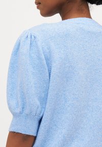 Vero Moda Petite VMDOFFY 2/4 O NECK - Paprasti marškinėliai - little boy blue melange