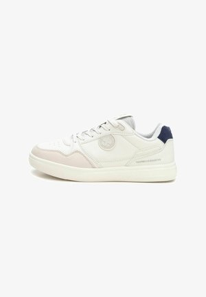 Zapatilla blanca de cuero con una punta texturizada en gris, acento gris en el lateral y un talón azul oscuro. Presenta costuras tonales y un logo redondo.