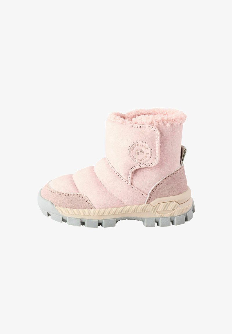 Bottines en daim rose avec un col duveteux, dotées d'une sangle en Velcro, d'une semelle en caoutchouc texturé et de détails cousus sur le côté.