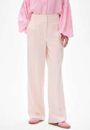 Lichtroze wijde broek met een gladde stof, hoge taille en geplooide voorkant. Gecombineerd met roze schoeisel en casual styling.