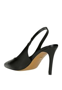 Černá kožená slingback obuv s špičatou špičkou, zúženým podpatkem a hnědou podrážkou. Vyznačuje se elegantním designem a hladkou texturou.