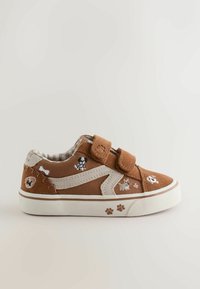 Barna vászon cipő két tépőzárral, fehér díszítőelemekkel és hímzett állatmintákkal. Texturált gumitalppal és tappancsnyom részletekkel rendelkezik.