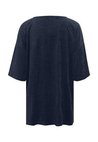Tengerészkék, oversize felső, rövid ujjakkal, puha anyagból készült, sima textúrával és széles, nyitott nyakkivágással. Nincsenek látható minták vagy hardverek.