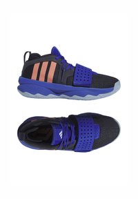 Schwarze Sportschuhe mit lila Akzenten, einer strukturierten Oberseite, durchlöcherten Riemen und einer Gummisohle. Verfügt über drei orange Streifen an der Seite.