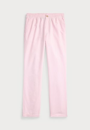 Pantalon rose clair longueur cheville avec fines rayures verticales, taille élastique, poches latérales et fermeture par boutons à l'avant.