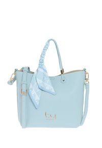 Borsa tote in pelle azzurro chiaro con manico intrecciato e una sciarpa decorativa azzurro chiaro. Presenta dettagli in oro e una texture liscia.