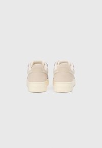 Sneakers bej cu partea superioară din nubuc, accente contrastante de violet, vârf rotund, guler căptușit și talpă din cauciuc. Logo embossat pe călcâi.