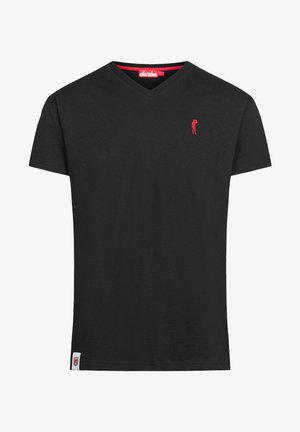 Sort bomulds T-shirt med V-hals-design, der har et lille rødt broderet logo på brystet og et rødt label ved kanten.