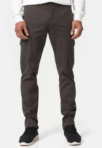 Mörkgrå cargobyxor med slim fit, tillverkade av bomull, med sidfickor och en slät yta. Styla med svarta sneakers.