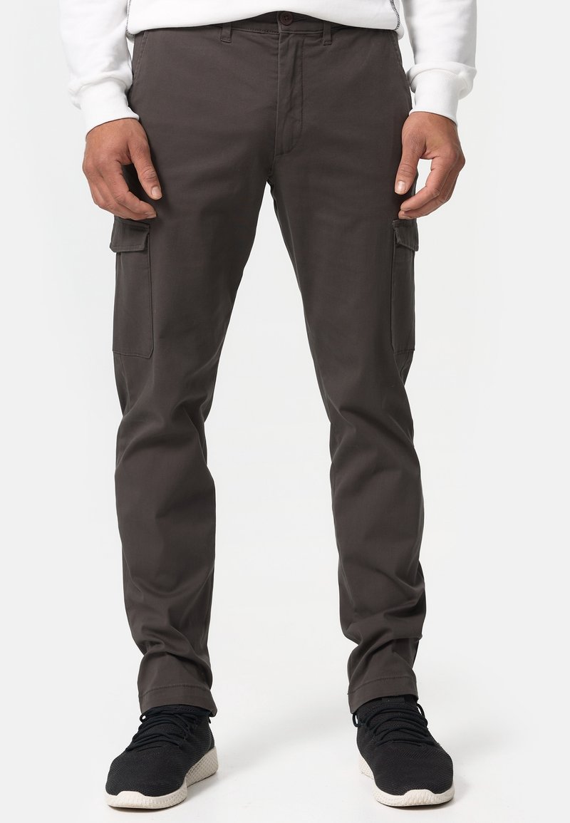 Mörkgrå cargobyxor med slim fit, tillverkade av bomull, med sidfickor och en slät yta. Styla med svarta sneakers.