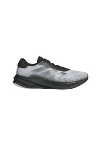 Schwarz-weißer Laufschuh mit einem Mesh-Obermaterial, strukturierter Gestaltung, schwarzer Sohle und Schnürsystem. Verfügt über drei horizontale silberne Streifen.