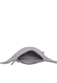 Lichtgrijze leren pouch met een gladde textuur, gebogen vorm en een ritsluiting. Het interieur is van zacht stof met een klein pocket.