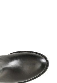 Zapato de cuero negro con punta redondeada, textura lisa y un sutil detalle de costura a lo largo de la suela.